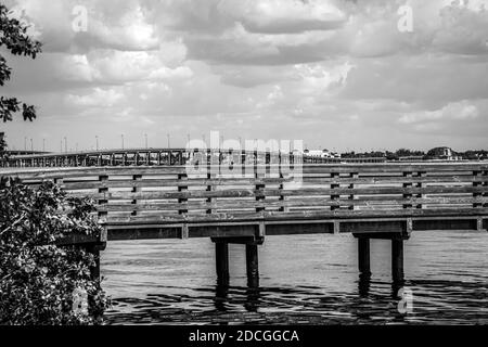 Die Angelpiers auf Charlotte Harbor im Südwesten Floridas in schwarz und weiß. Stockfoto