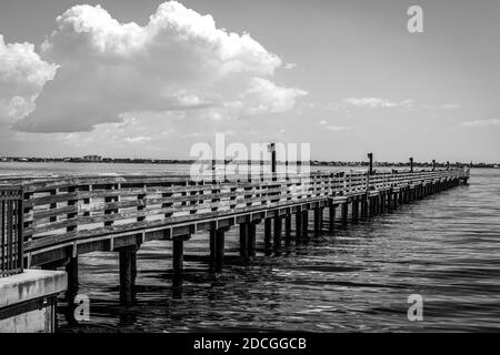 Die Angelpiers auf Charlotte Harbor im Südwesten Floridas in schwarz und weiß. Stockfoto