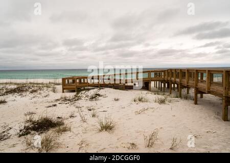 Pensacola Beach an einem bewölkten Tag in Pensacola Florida. Stockfoto