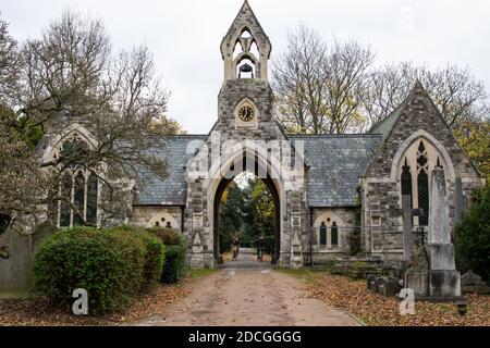 London, Großbritannien. November 2020. Mildes Wetter während Lockdown 2 in Ealing, West London. Zwei Radfahrer fahren unter der Cemetary Chapel von South Ealing. Kredit: Liam Asman/Alamy Live Nachrichten Stockfoto