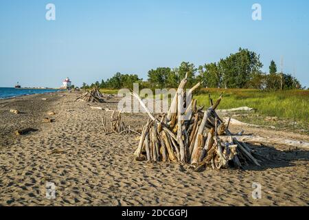 Der Headlands Beach Park im Nordosten von Ohio ist ein großartiger Ort, um einen Sonnenuntergang zu genießen. Stockfoto