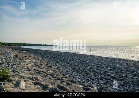 Der Headlands Beach Park im Nordosten von Ohio ist ein großartiger Ort, um einen Sonnenuntergang zu genießen. Stockfoto