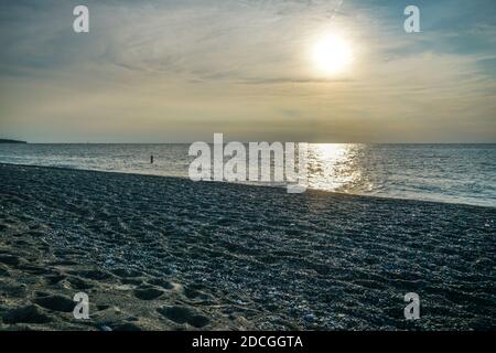 Der Headlands Beach Park im Nordosten von Ohio ist ein großartiger Ort, um einen Sonnenuntergang zu genießen. Stockfoto