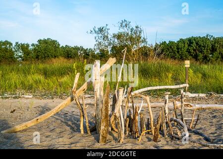 Der Headlands Beach Park im Nordosten von Ohio ist ein großartiger Ort, um einen Sonnenuntergang zu genießen. Stockfoto