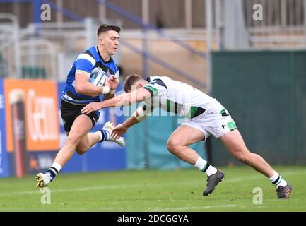 Erholungsgebiet, Bath, Somerset, Großbritannien. November 2020. Englisch Premiership Rugby, Bath versus Newcastle Falcons; Ben Stevenson von Newcastle Falcons Tackles Cameron Redpath of Bath Kredit: Action Plus Sports/Alamy Live News Stockfoto