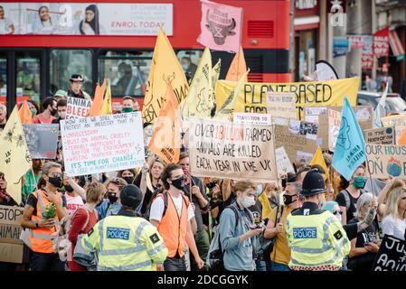 London, Vereinigtes Königreich - 1. September 2020: Die Demonstranten des Tieraufstandes marschieren vom Smithfield-Markt zum Parlamentsplatz Stockfoto