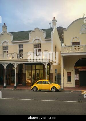 Simon's Town, Südafrika - 23. Oktober 2019: Altes gelbes Käfer Auto in einer Straße geparkt Stockfoto