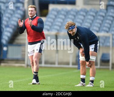 Autumn Nations Cup-Serie: Schottland-Kapitän Stuart Hogg mit Schottlands Jamie Ritchie (rechts) während des Schottland-Teamlaufs im BT Murrayfield Stadium, Edinburgh, Schottland, Großbritannien. November 2020. Quelle: Ian Rutherford/Alamy Live News. Stockfoto