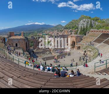 TAORMINA, Italien - 9. April 2018: Das griechische Theater mit dem Mt. Vulkan Ätna und die Stadt. Stockfoto