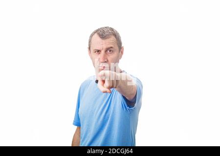 Wütend junge Mann mittleren Alters zeigt Zeigefinger auf Kamera, wie Schimpfen jemand, isoliert auf weißem Hintergrund mit Kopierraum. Stockfoto