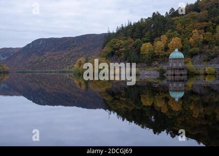 Panorama Herbstansicht des Garreg-ddu Reservoir in Elan Valley, Powys, Wales, Großbritannien Stockfoto