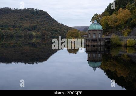 Panorama Herbstansicht des Garreg-ddu Reservoir in Elan Valley, Powys, Wales, Großbritannien Stockfoto