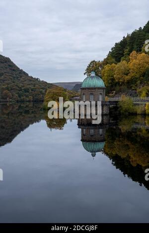 Panorama Herbstansicht des Garreg-ddu Reservoir in Elan Valley, Powys, Wales, Großbritannien Stockfoto