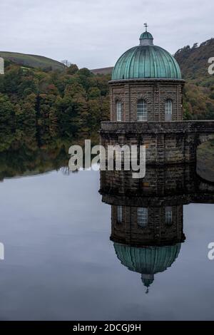 Panorama Herbstansicht des Garreg-ddu Reservoir in Elan Valley, Powys, Wales, Großbritannien Stockfoto