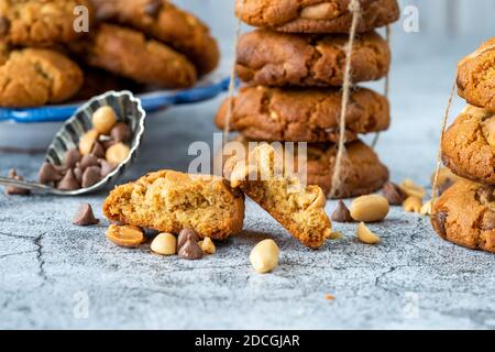 Erdnussbutter Schokolade Chip Cookies auf einem Tisch Stockfoto