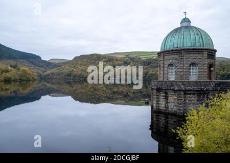 Panorama Herbstansicht des Garreg-ddu Reservoir in Elan Valley, Powys, Wales, Großbritannien Stockfoto