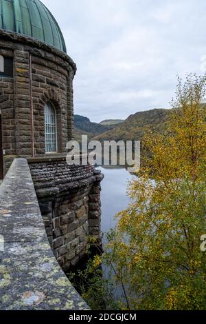 Panorama Herbstansicht des Garreg-ddu Reservoir in Elan Valley, Powys, Wales, Großbritannien Stockfoto