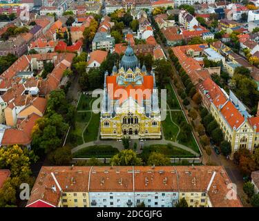Luftbild mit neuer Synagoge über Szeged Ungarn. Tolle Panoramaaussicht über die Innenstadt. Die synagoge der juden in der Mitte. ú Stockfoto