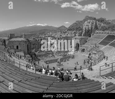 TAORMINA, Italien - 9. April 2018: Das griechische Theater mit dem Mt. Vulkan Ätna und die Stadt. Stockfoto