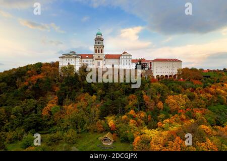 Fantastische arieal Foto von Pannonhalama Benediktinerabtei in Ungarn. Erstaunliche historische Gebäude mit einer schönen Kirche und Bibliothek. Beliebte touristische Stockfoto