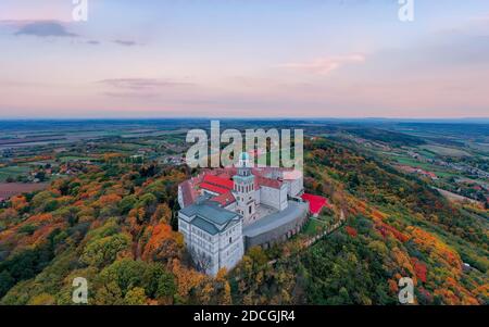 Fantastische arieal Foto von Pannonhalama Benediktinerabtei in Ungarn. Erstaunliche historische Gebäude mit einer schönen Kirche und Bibliothek. Beliebte touristische Stockfoto