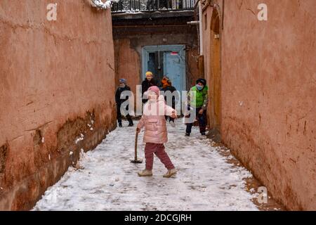 Kashgar, Chinas Autonome Region Xinjiang Uygur. November 2020. Kinder spielen mit Schnee in der antiken Stadt Kashgar landschaftlich reizvolle Gegend in Kashgar, nordwestlich Chinas Xinjiang Uygur Autonomous Region, 21. November 2020. Quelle: Gao Han/Xinhua/Alamy Live News Stockfoto