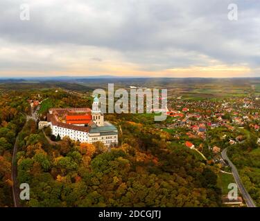 Fantastische arieal Foto von Pannonhalama Benediktinerabtei in Ungarn. Erstaunliche historische Gebäude mit einer schönen Kirche und Bibliothek. Beliebte touristische Stockfoto