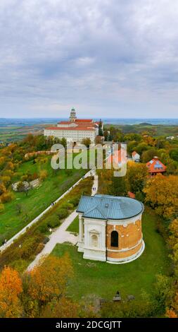 Fantastische arieal Foto von Pannonhalama Benediktinerabtei in Ungarn. Erstaunliche historische Gebäude mit einer schönen Kirche und Bibliothek. Beliebte touristische Stockfoto