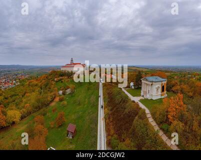 Fantastische arieal Foto von Pannonhalama Benediktinerabtei in Ungarn. Erstaunliche historische Gebäude mit einer schönen Kirche und Bibliothek. Beliebte touristische Stockfoto