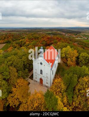 Fantastische arieal Foto von Pannonhalama Benediktinerabtei in Ungarn. Erstaunliche historische Gebäude mit einer schönen Kirche und Bibliothek. Beliebte touristische Stockfoto