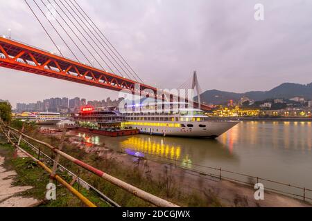 Ansicht der Masangxi Brücke und Yangtze Fluss Kreuzfahrt Boot in Chongqing, Yuzhong Bezirk, China, Asien Stockfoto