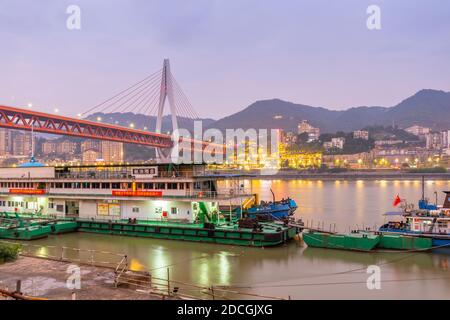 Ansicht der Masangxi Brücke und Yangtze Fluss Kreuzfahrt Boot in Chongqing, Yuzhong Bezirk, China, Asien Stockfoto