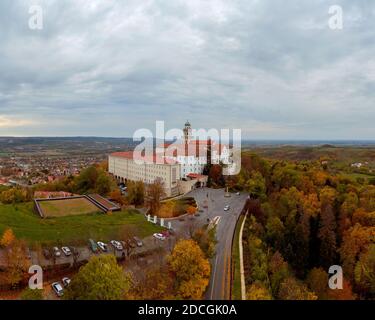 Fantastische arieal Foto von Pannonhalama Benediktinerabtei in Ungarn. Erstaunliche historische Gebäude mit einer schönen Kirche und Bibliothek. Beliebte touristische Stockfoto