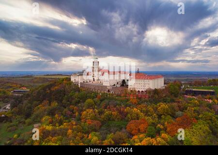 Fantastische arieal Foto von Pannonhalama Benediktinerabtei in Ungarn. Erstaunliche historische Gebäude mit einer schönen Kirche und Bibliothek. Beliebte touristische Stockfoto