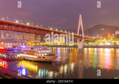 Blick auf die Masangxi-Brücke und die Yangtze-Flusskreuzfahrt in der Abenddämmerung in Chongqing, Yuzhong-Bezirk, China, Asien Stockfoto