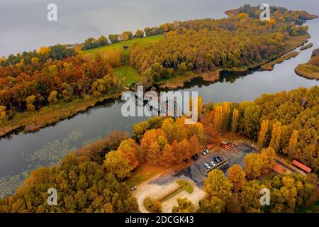 Kanyavar Insel kleiner balaton Gebiet in Ungarn. Berühmte natürliche reeed Bereich. Erstaunliche Natur und Tiere leben hier. Durch eine erstaunliche Holzbrücke Sie Stockfoto