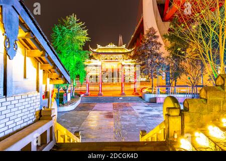 Ansicht der Masangxi Brücke und des Arhat Buddhistischen Tempels in der Abenddämmerung in Chongqing, Yuzhong Bezirk, China, Asien Stockfoto