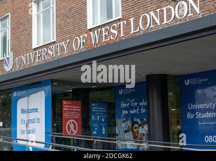Universitätsgebäude der Universität West London mit Welcome Back Und COVID-19 Zeichen Stockfoto
