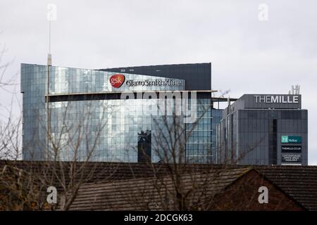 GlaxoSmithKline Hauptsitz in Brentford mit den Mille Büros vor. Stockfoto