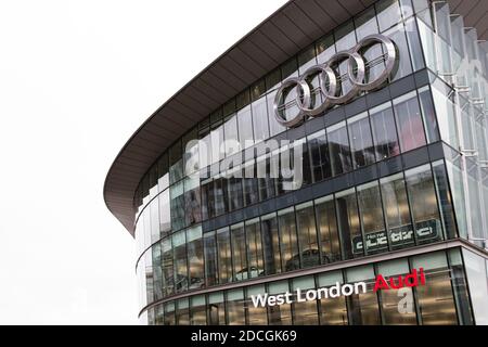 Audi Showroom West London in Brentford mit großem Audi Logo Stockfoto