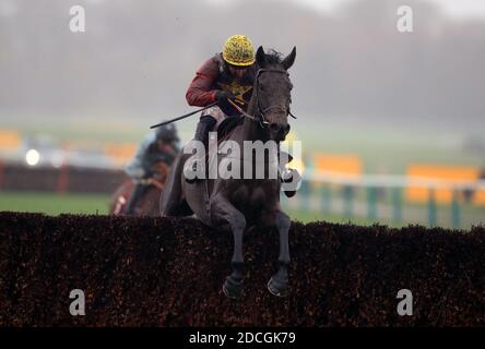 Dashel Drasher wird von Jockey Matt Griffiths während des Back and Lay auf der Betfair Exchange Graduation Chase auf der Haydock Racecourse gefahren. Stockfoto