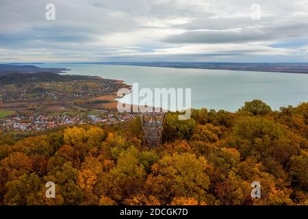 Saint Gerorge Hill in Ungarn badacsony Region. Erstaunlicher vulkanischer Berg, wo riesige Basaltsäulen gelegen. Schöne Herbst bunte Foto. Perfed Stockfoto