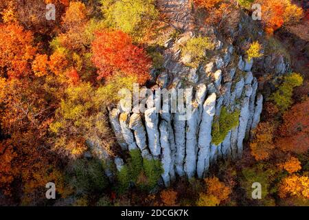 Saint Gerorge Hill in Ungarn badacsony Region. Erstaunlicher vulkanischer Berg, wo riesige Basaltsäulen gelegen. Schöne Herbst bunte Foto. Perfed Stockfoto