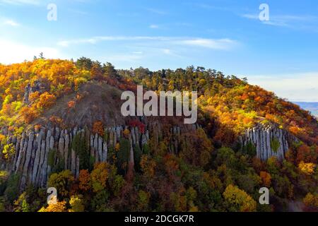 Saint Gerorge Hill in Ungarn badacsony Region. Erstaunlicher vulkanischer Berg, wo riesige Basaltsäulen gelegen. Schöne Herbst bunte Foto. Perfed Stockfoto