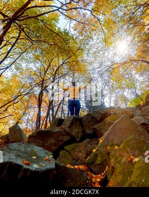 Saint Gerorge Hill in Ungarn badacsony Region. Erstaunlicher vulkanischer Berg, wo riesige Basaltsäulen gelegen. Schöne Herbst bunte Foto. Perfed Stockfoto