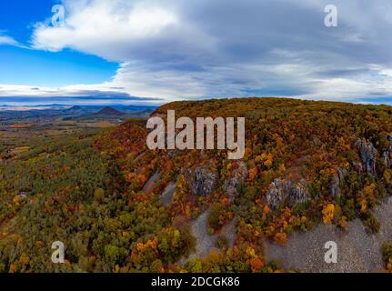 Saint Gerorge Hill in Ungarn badacsony Region. Erstaunlicher vulkanischer Berg, wo riesige Basaltsäulen gelegen. Schöne Herbst bunte Foto. Perfed Stockfoto