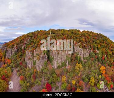 Saint Gerorge Hill in Ungarn badacsony Region. Erstaunlicher vulkanischer Berg, wo riesige Basaltsäulen gelegen. Schöne Herbst bunte Foto. Perfed Stockfoto