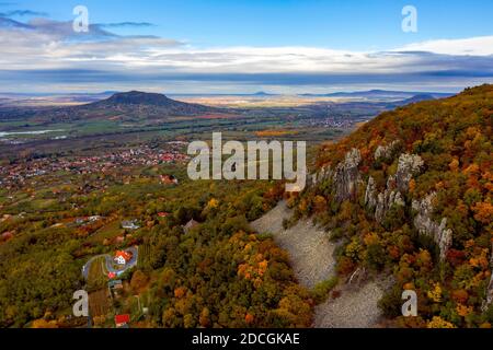 Saint Gerorge Hill in Ungarn badacsony Region. Erstaunlicher vulkanischer Berg, wo riesige Basaltsäulen gelegen. Schöne Herbst bunte Foto. Perfed Stockfoto