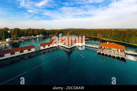 See Heviz natürliches warmes Wasser Thermalbad in Ungarn. Einzigartige natürliche Thermalwasser See. Es gibt in der Nähe von Plattensee und Keszthely Stadt. Stockfoto