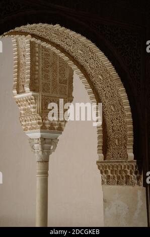 Säule und Bogen mit Arabesken Muster in der Alhambra, Andalusien, Spanien Stockfoto